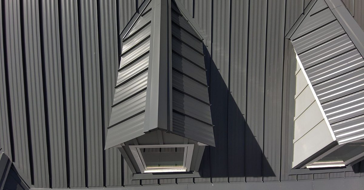 Metal Roof Cleaning Sweetser: How to Keep It Looking Good